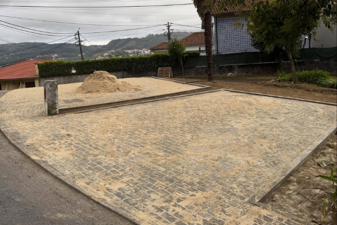 Parque de estacionamento concluído na Escola de Lagoas