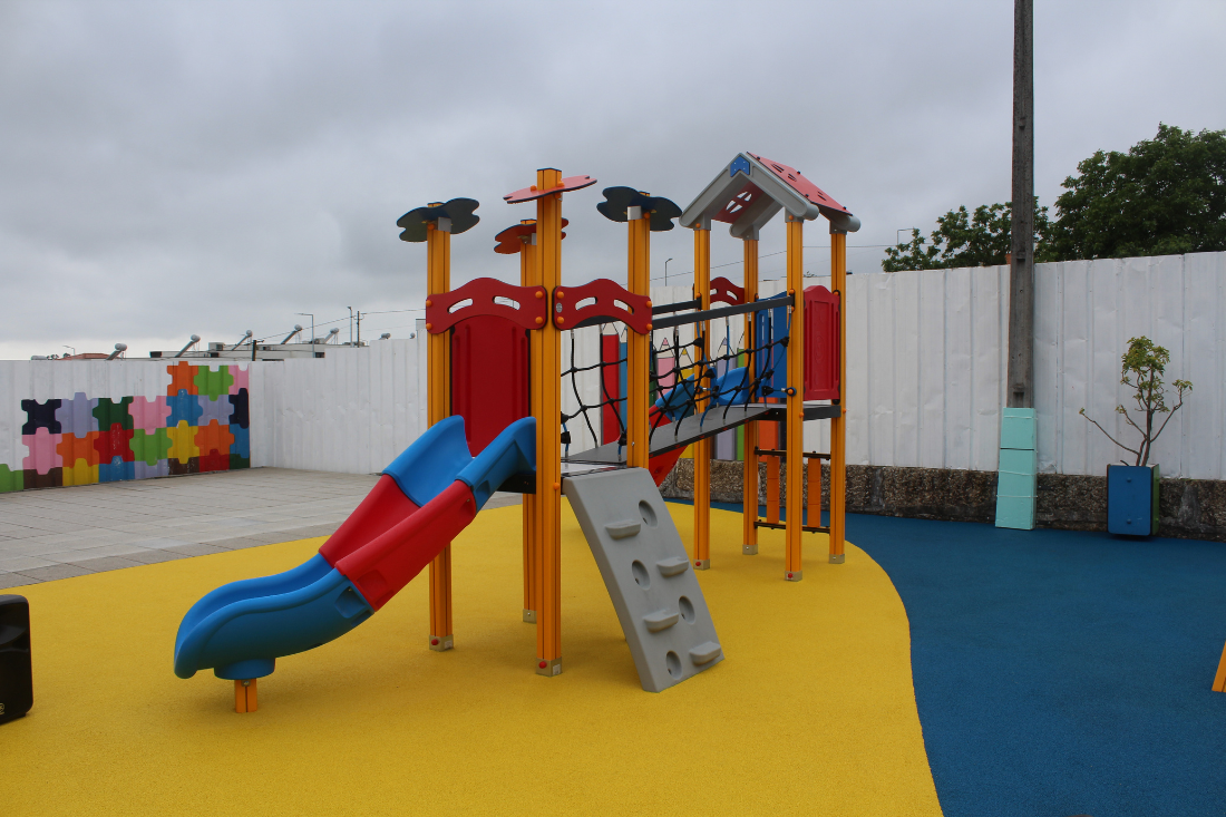 Alunos da EB de Infias recebem parque infantil renovado