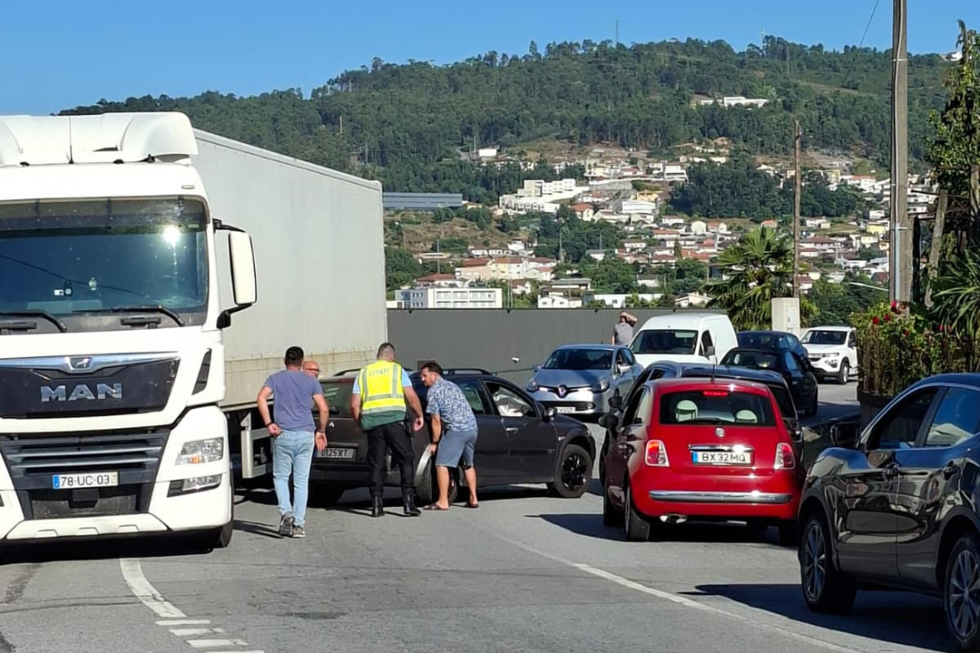 Colisão entre dois veículos ligeiros em Santa Eulália 