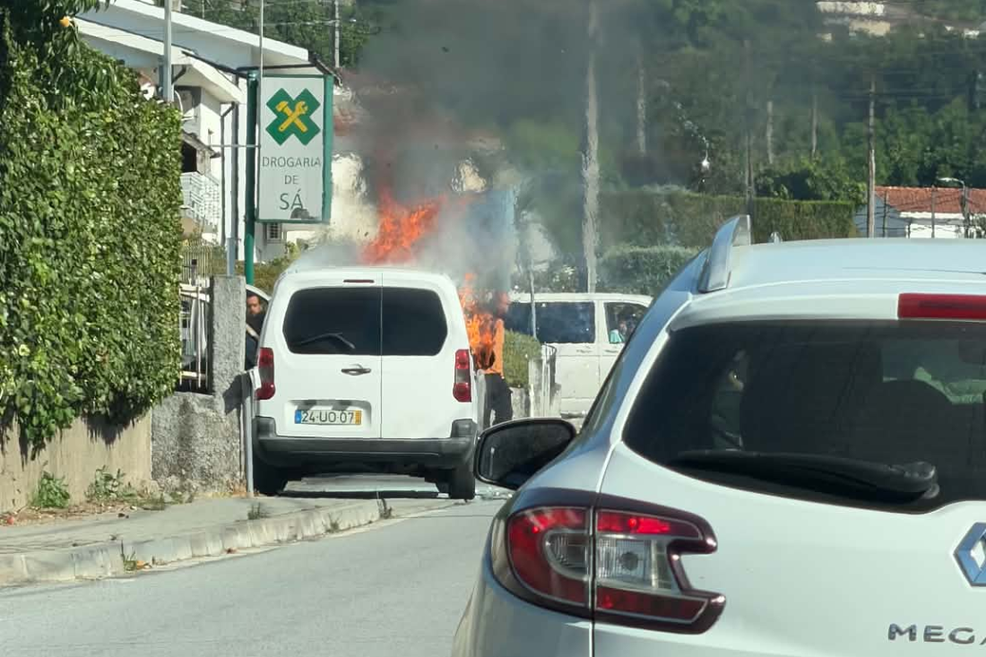 Incêndio em veículo em Santa Eulália esta tarde