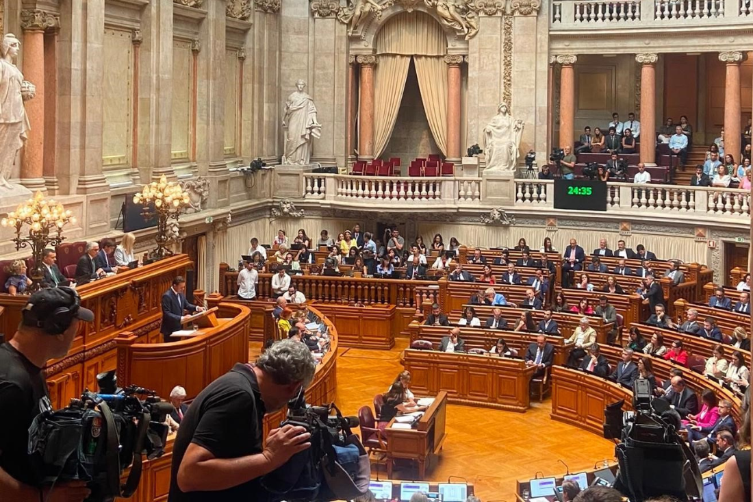 Parlamento aprova carreira para médicos dentistas no SNS