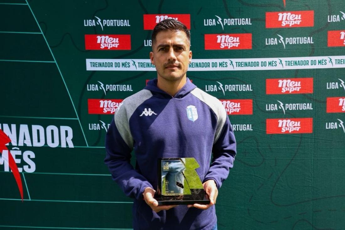 Ronald Molina recebeu o prémio Treinador do Mês da Liga 2 