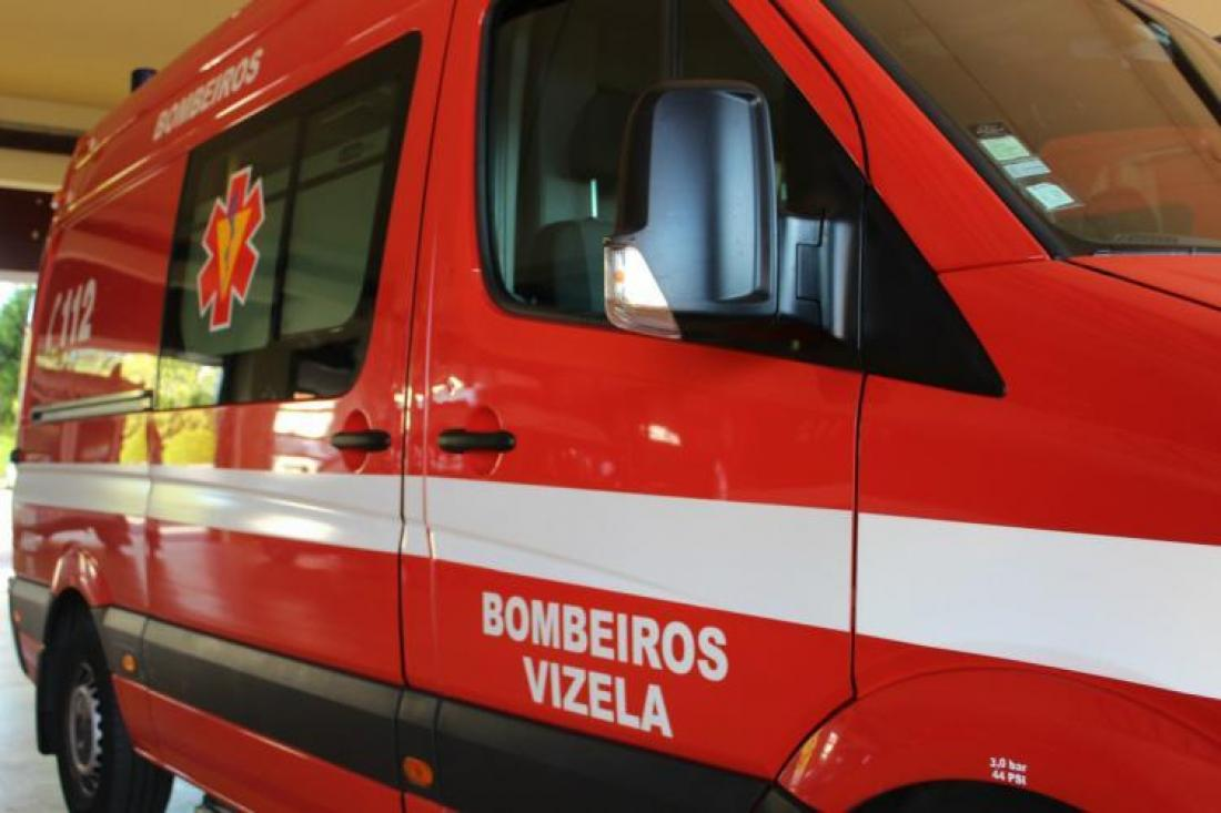Colisão entre um veículo ligeiro e motociclo em Sto Adrião