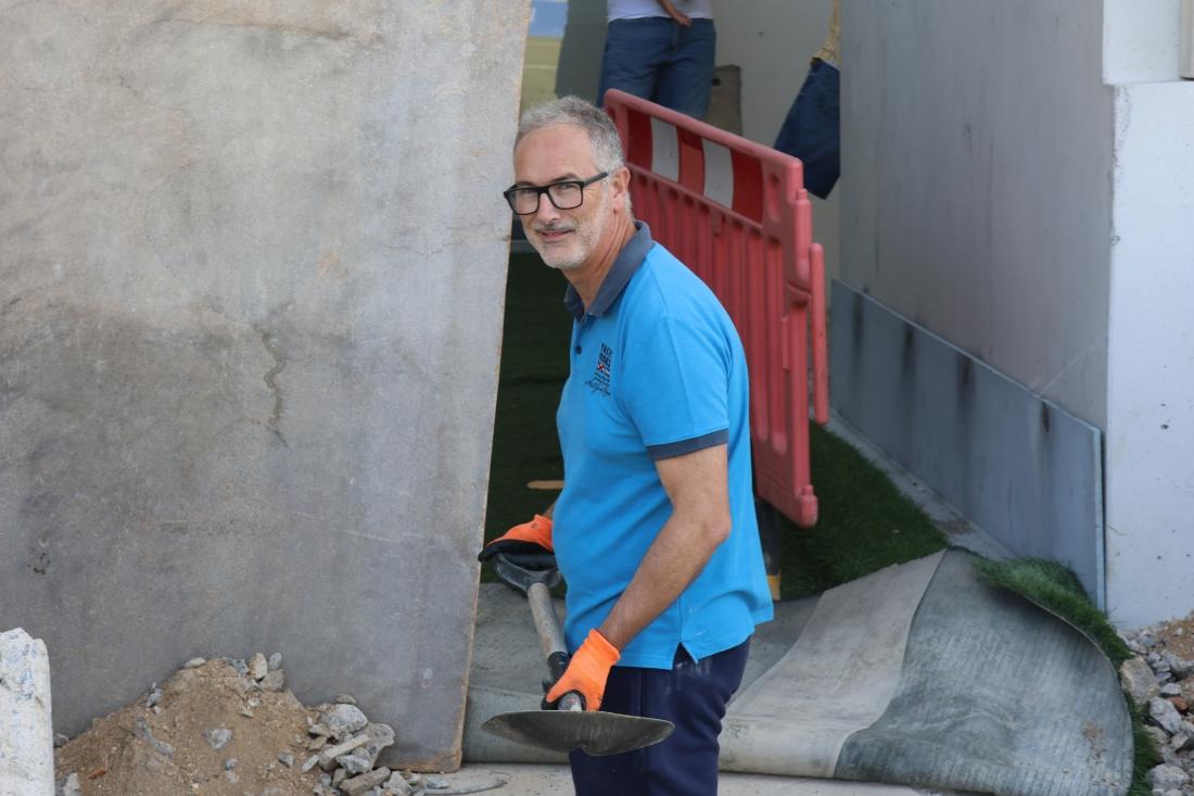 Obra da bancada prossegue em Infias com ajuda do presidente 