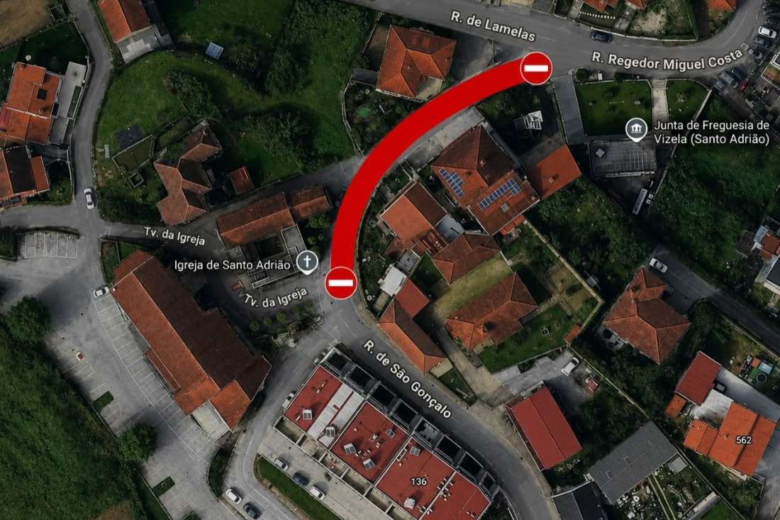 Congestionamento de trânsito na rua S. Gonçalo em St. Adrião